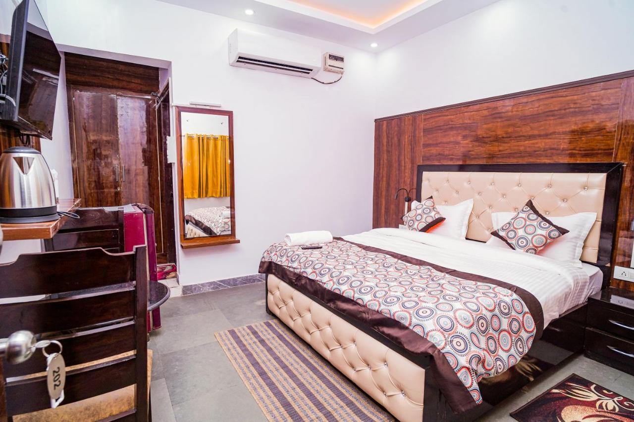 Golden Residency Hotell New Delhi Exteriör bild
